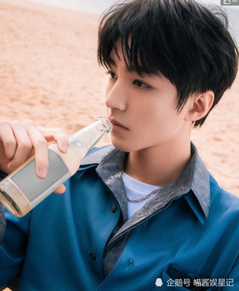 王俊凯最新海岛大片来了穿牛仔连体裤喝饮料摆拍未免太假了