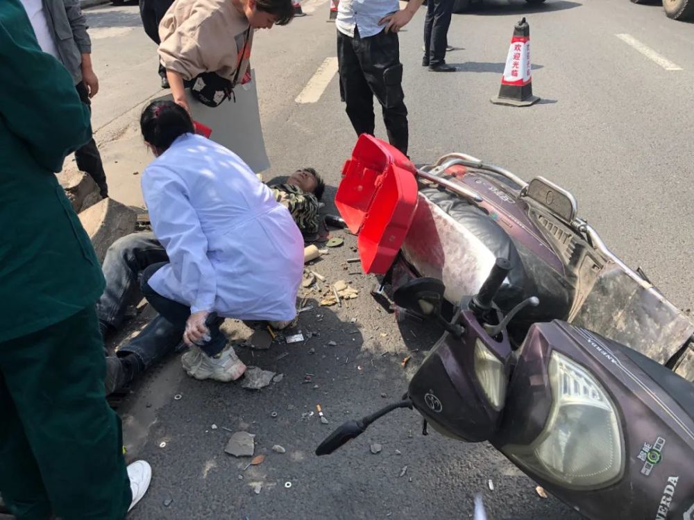 小車撞翻電瓶車又撞上綠化帶,最後