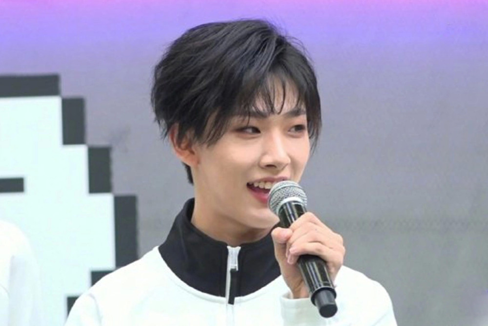 到了第二次公演,胡烨韬一改往日形象,变成了和其他