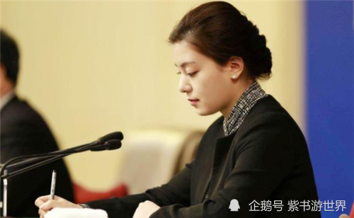 她是我国最美翻译官,被誉为最冷"冰山女神",生活照反差太大_腾讯新闻