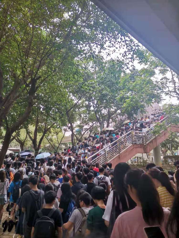 广州大学回应“封路导致上万学生拥挤过天桥”