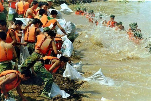 98年洪水泛滥，7岁女孩抱树9小时获救，21年后，她现在过得怎样?