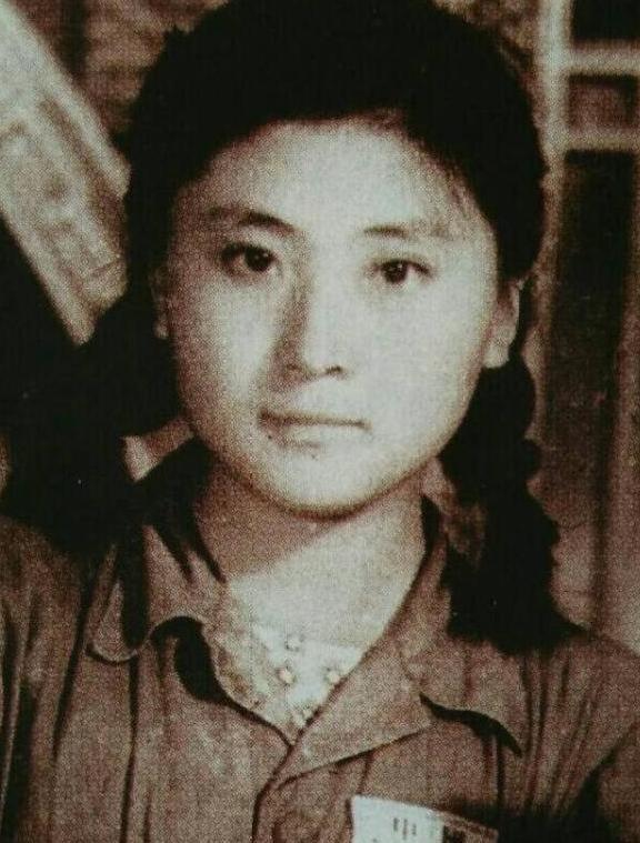 八一厂女花旦袁霞与军官丈夫恩爱相守一生如今88岁依旧美丽