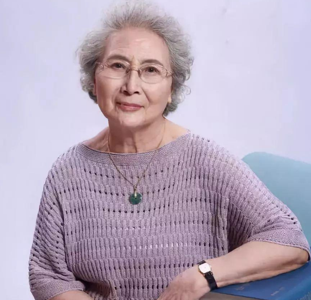 八一厂女花旦袁霞与军官丈夫恩爱相守一生如今88岁依旧美丽