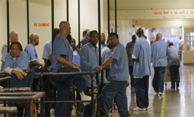 美国监狱剥削成瘾苛待引发大规模骚乱狱警被囚犯当成人质要挟