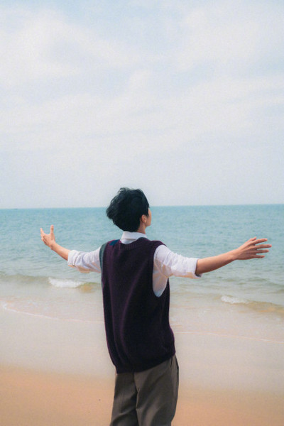 王俊凯海边凝眸大片少年感十足眼神杀撩人