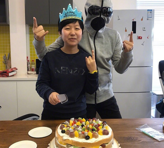 参观大鹏董成鹏的家连家具也要走搞笑风格边框是鎏金的吗