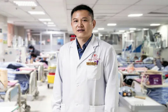 胡波,副主任医师,副教授,硕士生导师,现暨南大学附属第一医院肾内科副