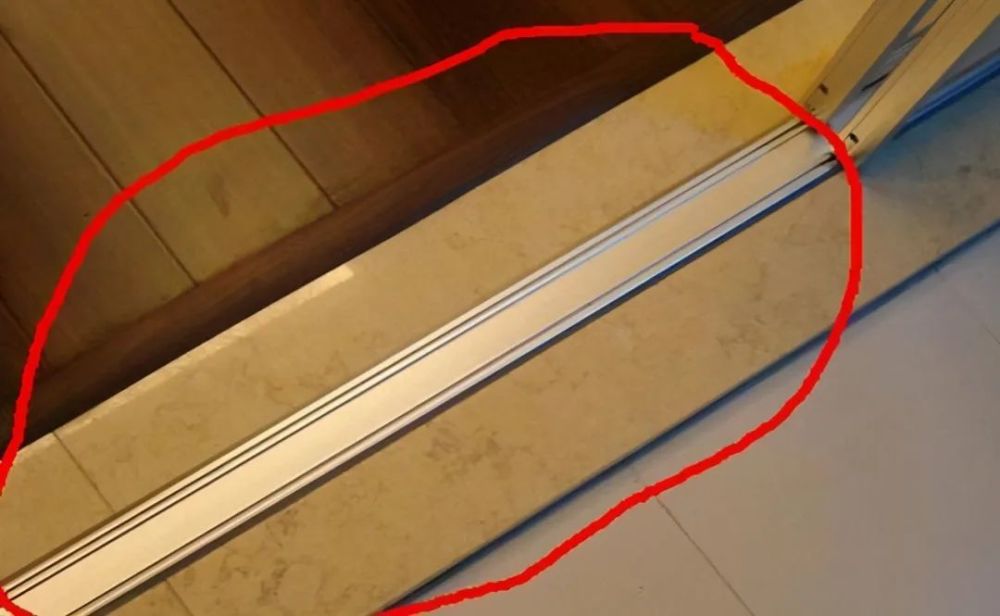 门槛石要不要装入住2年客厅地板被泡烂老师傅说原因在它