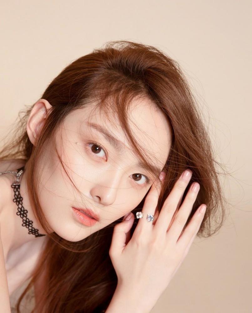 杨之楹新剧十二谭开播化身小妖青虫离经叛道不简单