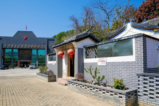 在大埔县枫朗镇大埔角村,一座简朴的老屋,一株百年的杨桃树,一间不起