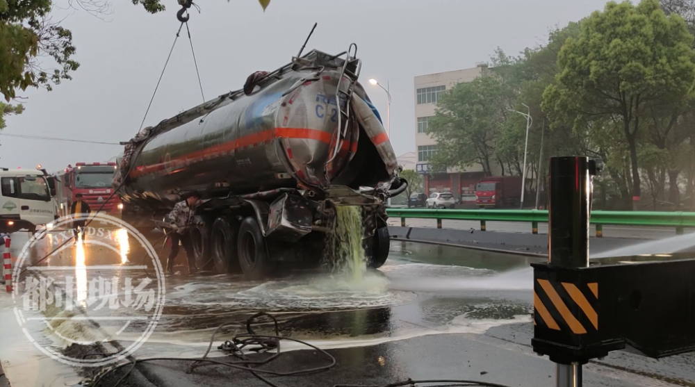 紧急排险!江西一33吨油罐车侧翻,油品泄漏!_腾讯新闻