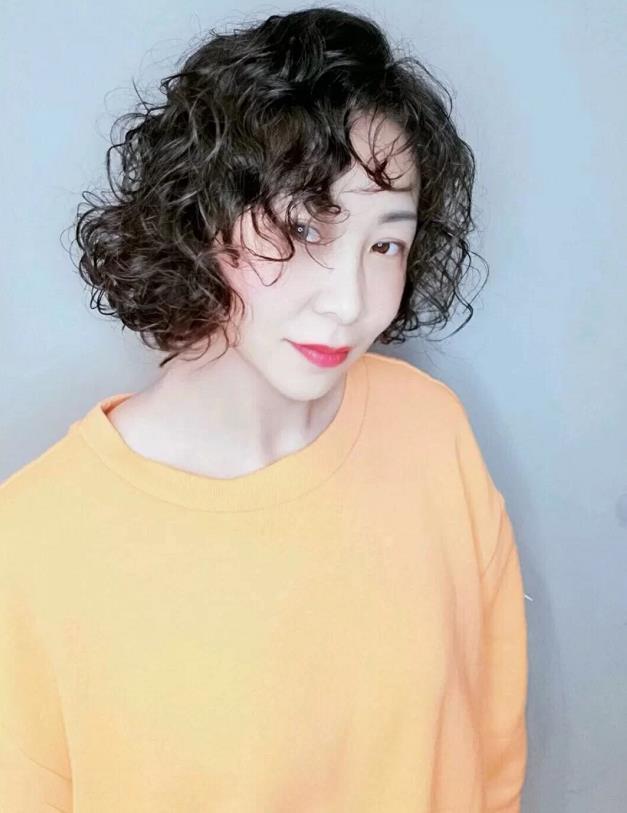 上了年纪的女人发量少要怎么烫推荐这几款短烫发时髦显年轻