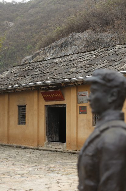 党旗映红陈家坡