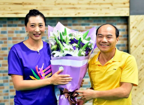 在2006年雅典奥运会夺冠之后,张宁就宣布和自己的羽毛球教练于洋结婚