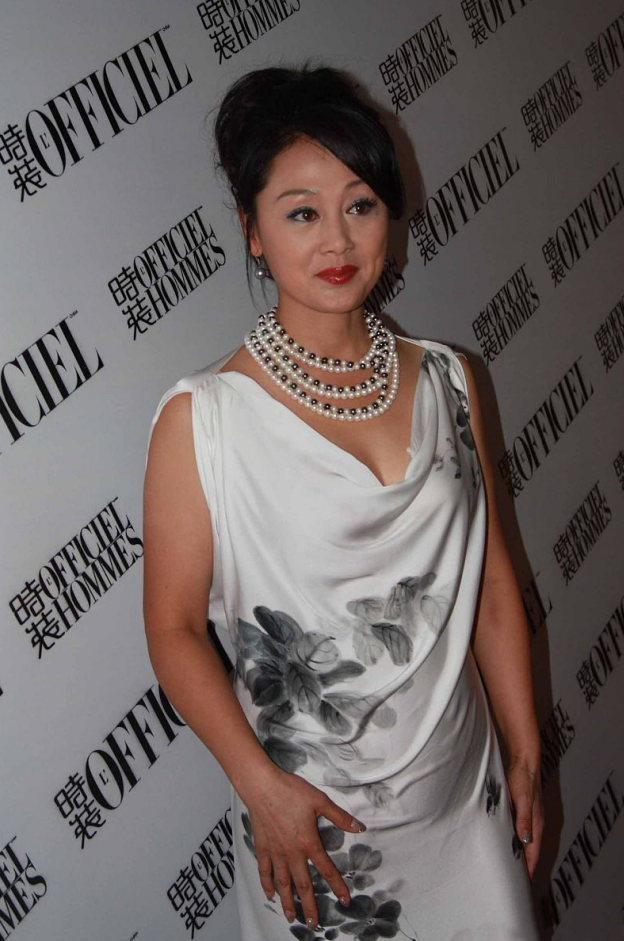 王姬身材发福也不丑穿白色水墨长裙韵味十足但妆容真挺俗的