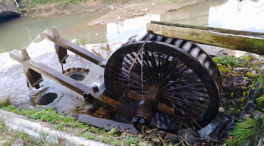 正由于不曾有此类的馆舍,我童年时期转眼即逝的水磨不见了,舂米的石臼