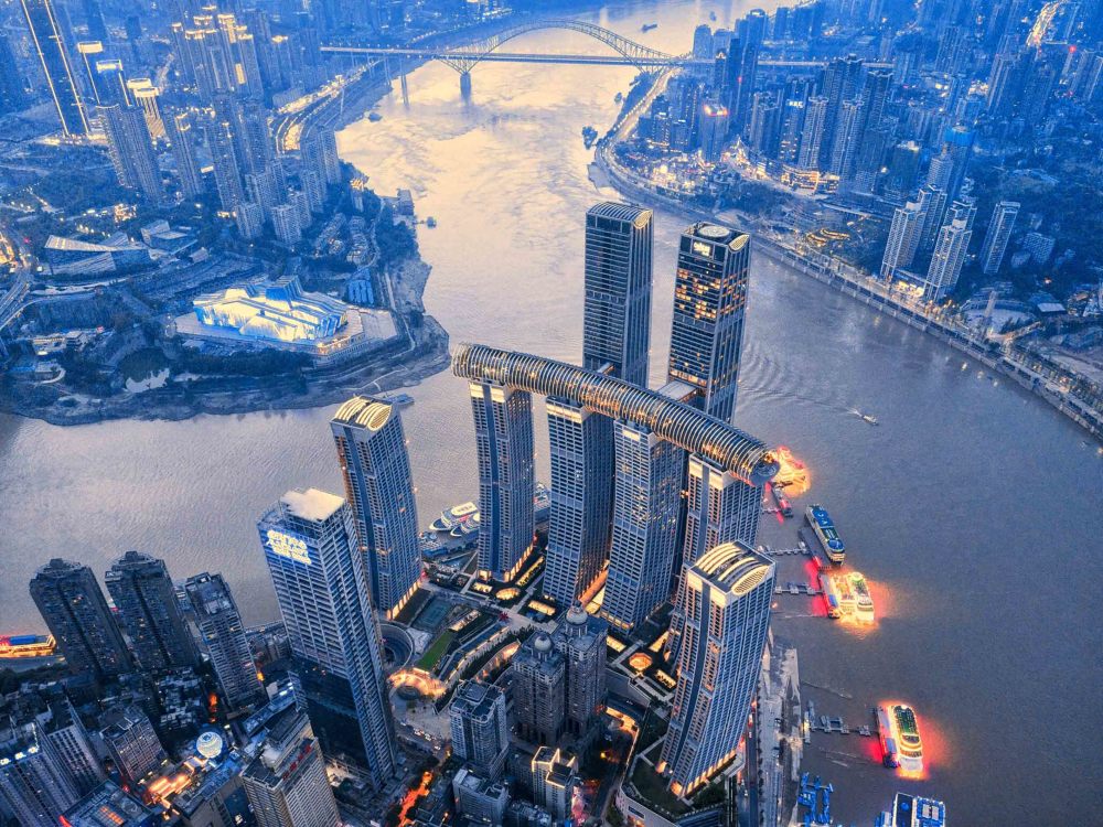 重庆网红新地标,雄踞两江交汇处,是吃喝玩乐购的"度假航母"