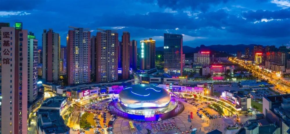 沿江路等主干道商业资源,充分发挥坚基商业中心,万隆城,翔丰商业广场