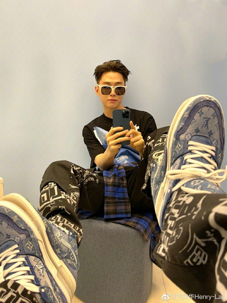 刘宪华对镜自拍戴墨镜打扮时髦酷帅有型