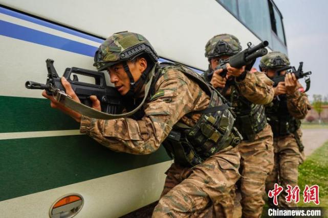 武警贵州总队魔鬼周极限训练开展交通工具反劫持演练