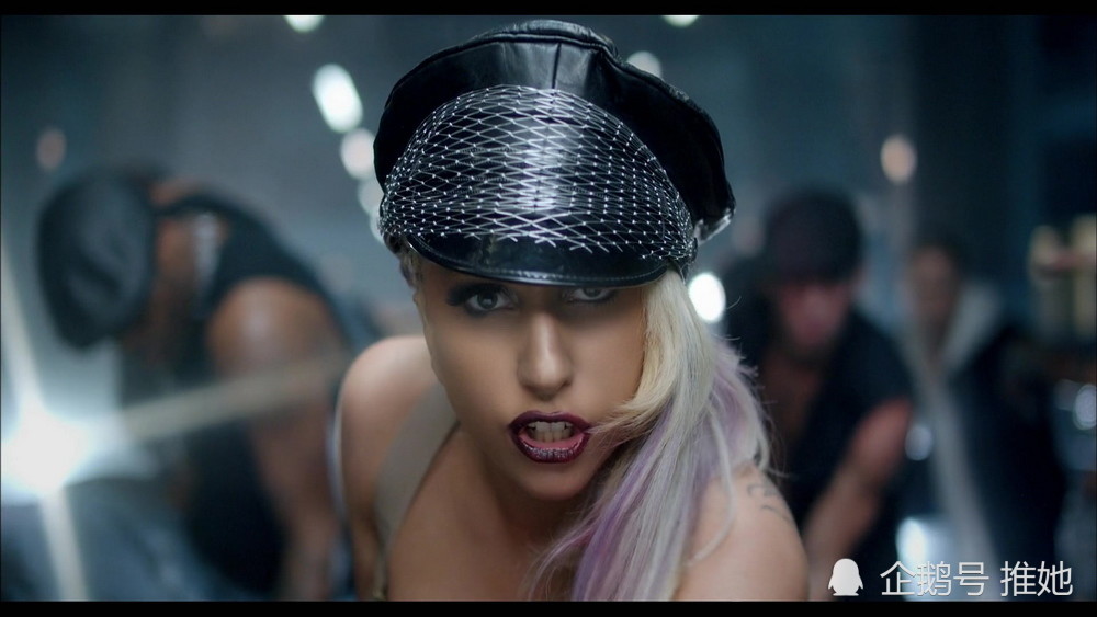 ladygaga35岁生日一边想自己的男友和狗一边热吻片中老公