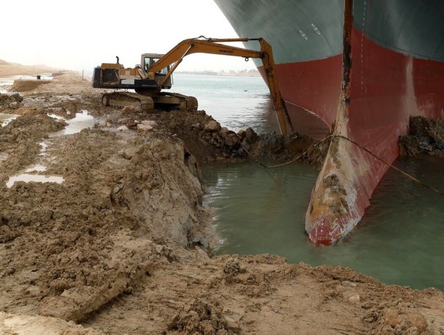 运河管理局首先派出了几辆挖掘机,将船头表面的泥沙清理干净;再调来
