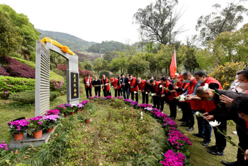 17名逝者集体花葬瑞安节地生态安葬渐入人心