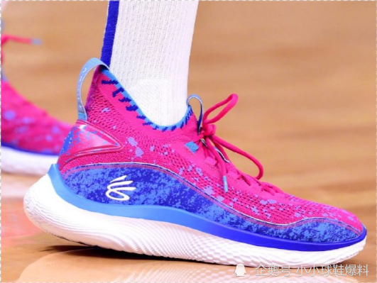 库里8生日配色鞋身整体以蓝色和红色为主整体配色看上去非常浪漫而又