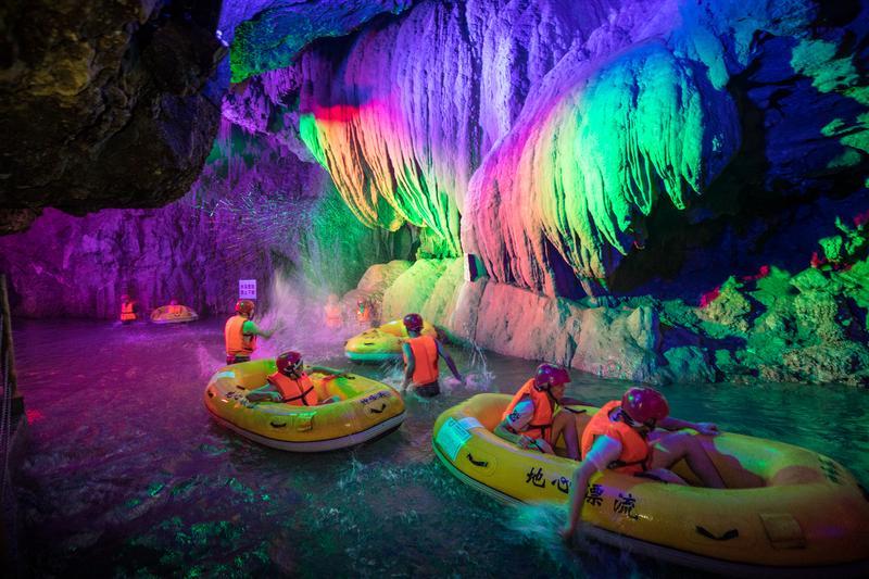 5万亩,拥有神笔洞,地心探险,地心裂谷漂流,阳山大瀑布这四个核心景点