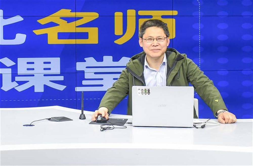 "数学课堂伊始,武汉十一崇仁初级中学九年级数学教师周正建老师,便向