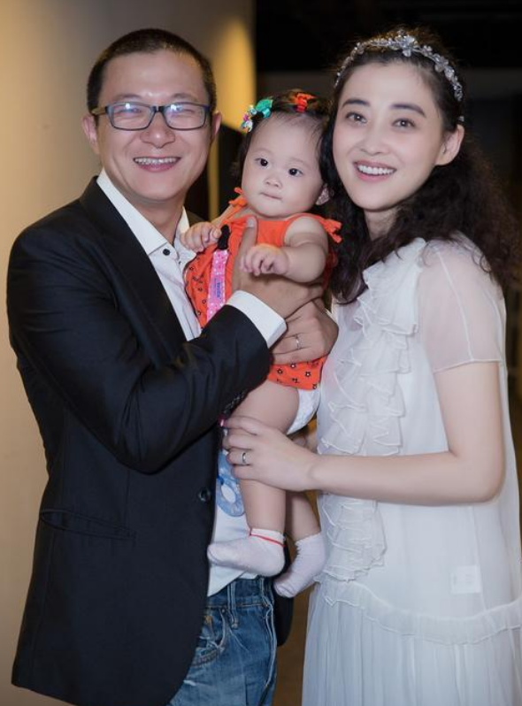 26年前的春晚,有谁注意朱时茂旁边的小女孩?