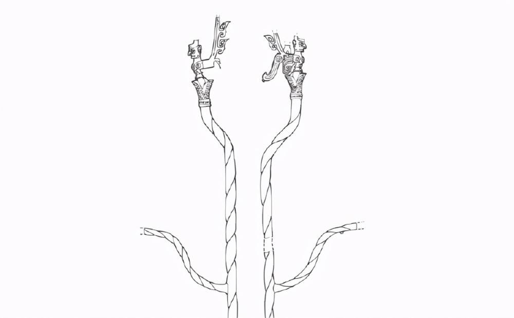 右侧的这件比较完整的鸟身人面像,其实属于青铜神树的一部分,原本原铸