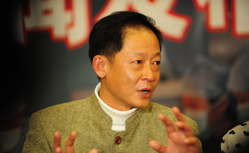 这是由王志文出演的,《天道》主人公丁元英的简介.