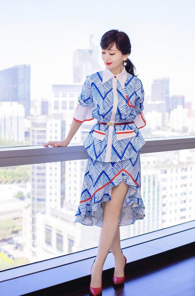 赵雅芝66岁了还不显老,穿粉色大衣浪漫优雅,笑容甜美减龄