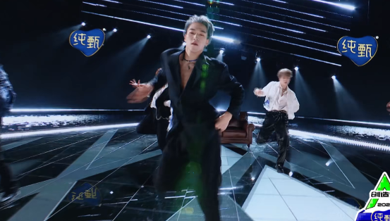 力丸的编舞加上张艺兴的《joker》,简直就是无可挑剔的视听盛宴.