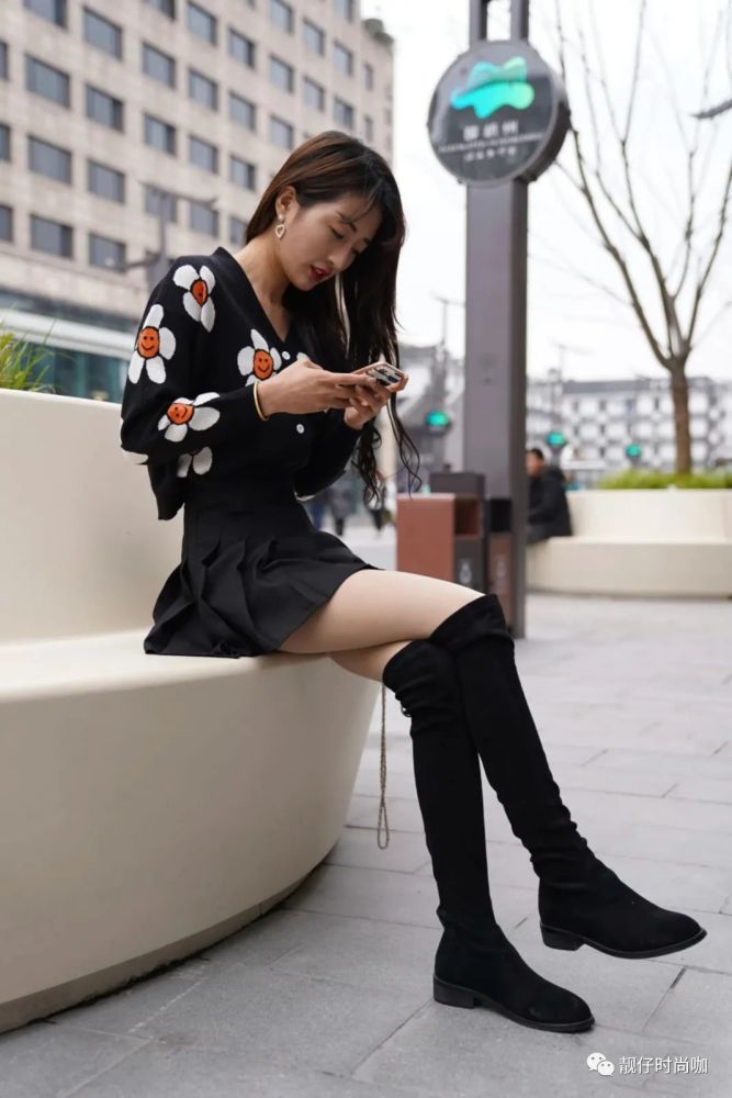 街拍穿搭:黑白衬衫配小短裙,无论是搭配高跟还是长靴