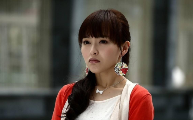 戴眼镜很普通,摘掉眼镜瞬间变成"傻白甜",唐嫣的夏天美绝了!