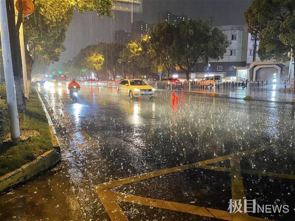 雷雨夜闯江城,一周风雨气温降10℃!注意防风避雷_腾讯新闻