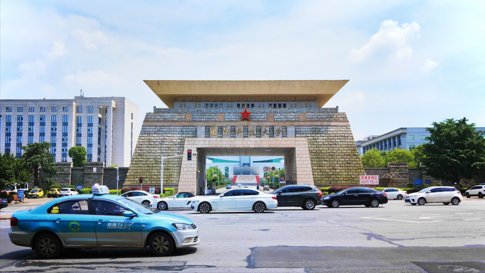 国防科技大学和中国人民公安大学相比哪个学校的毕业生前途更好