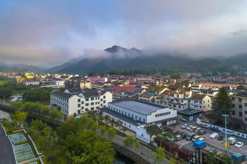 江南百镇西施故里诸暨灵山秀水马剑