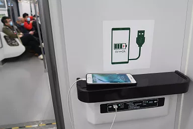 地铁拟禁用充电宝网友吵翻了