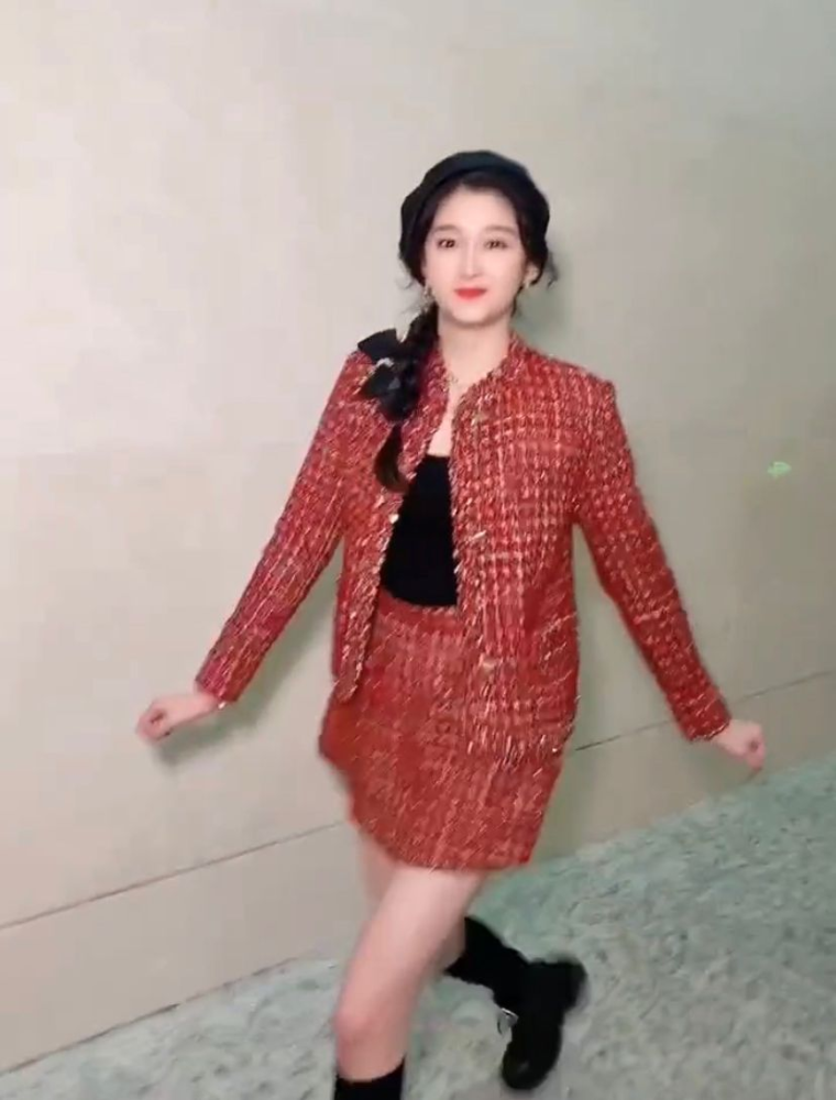 上镜果然胖十斤看到路人镜头下关晓彤这大长腿真实存在