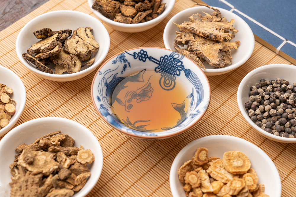 1,脾胃虚弱:乏力,口干,纳差,治以健脾益气生津,常用七味白术散加减; 2