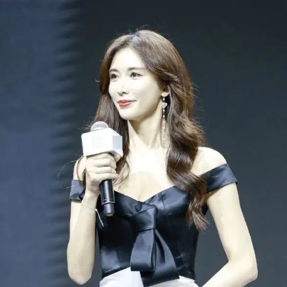 林志玲高颜值任性,卷发搭配连衣裙子"女神"范十足,高贵优雅_腾讯新闻