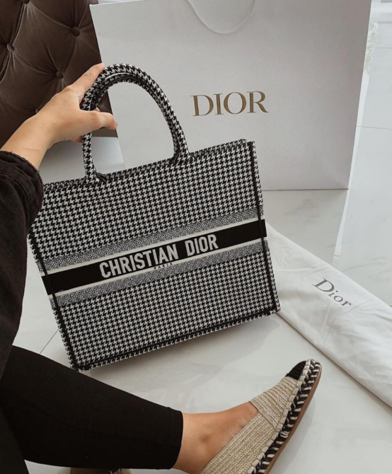 迪奥dior托特包回收鉴定今年火的9个大牌包包合集你pick哪一款