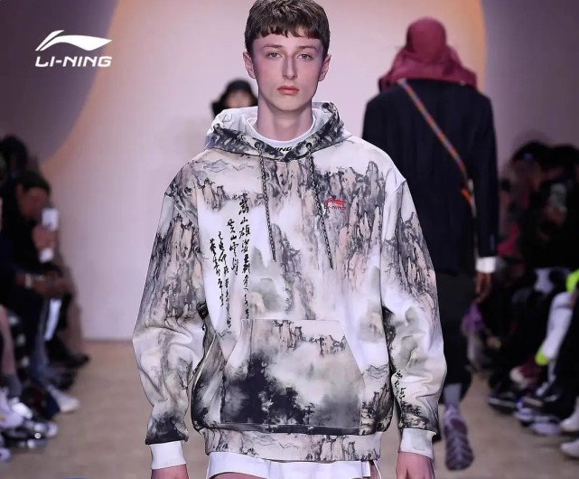 中国李宁的潮牌服装还曾经出现在巴黎时装周的走秀上,并且融合了止