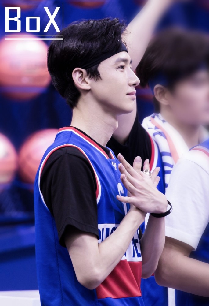 白敬亭李现被偶遇一起打球,上篮暴扣姿势太帅,原来相识还归功于杨紫