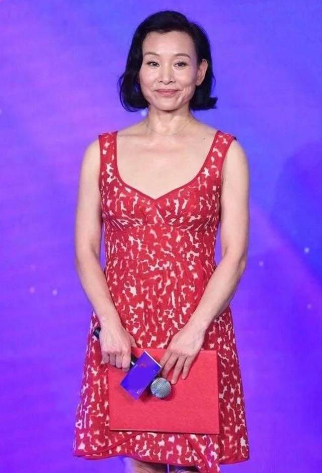 陈冲这条吊带红裙就是如此,远远看去花纹很像"雪花牛肉",亮眼又时髦的