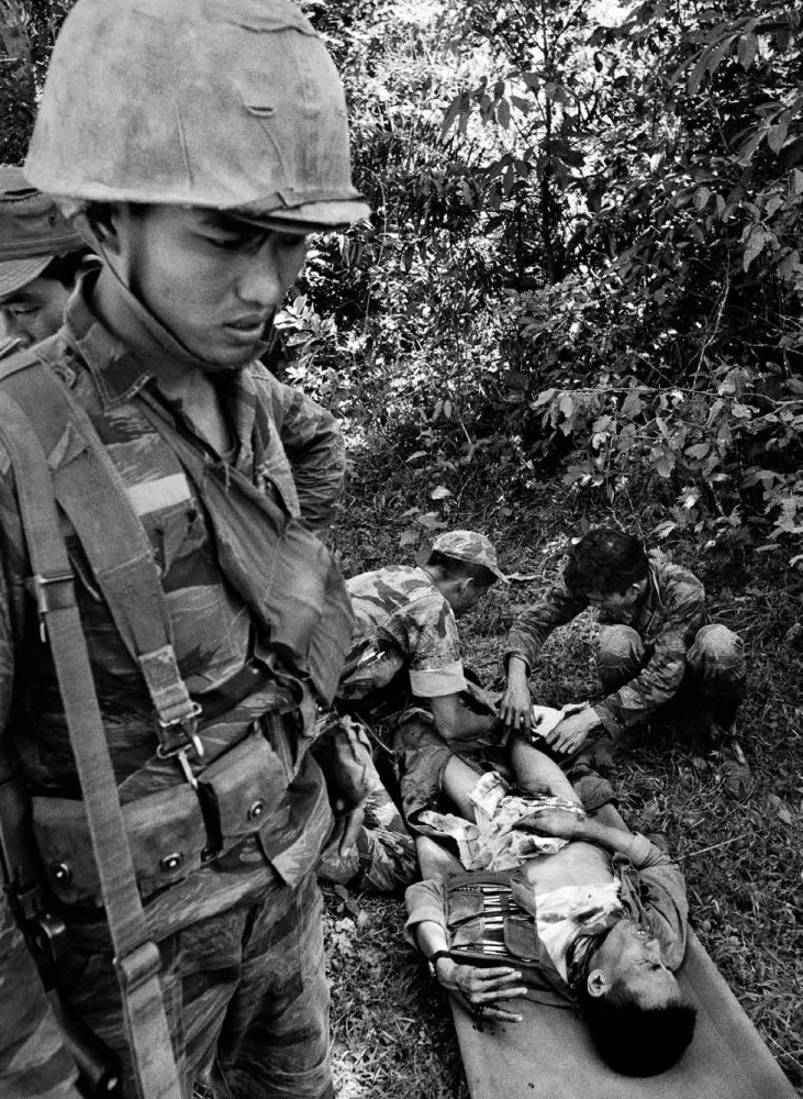南越士兵正在和越共游击队交火.我跑步追上了正在缓缓推进的前排士兵.